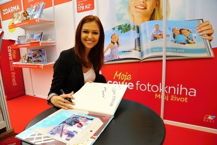 Svou vlastní CEWE FOTOKNIHU si vytvořila česká Miss World 2013 Lucie Kovandová.