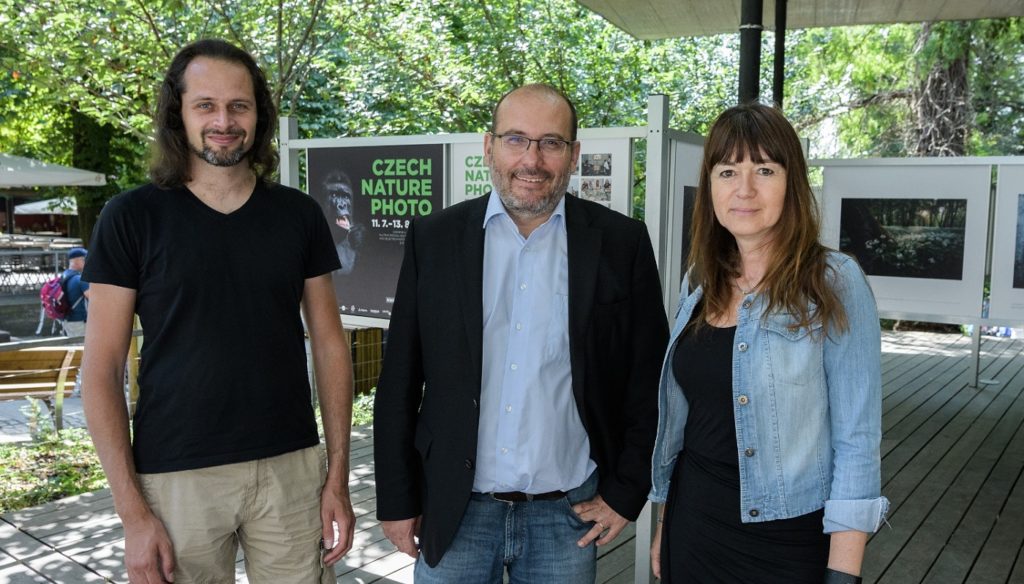 Zleva: Michal Krause (fotograf a předseda poroty), Miroslav Bobek (ředitel Zoo Praha) a Veronika Souralová (ředitelka Czech Photo Centre)