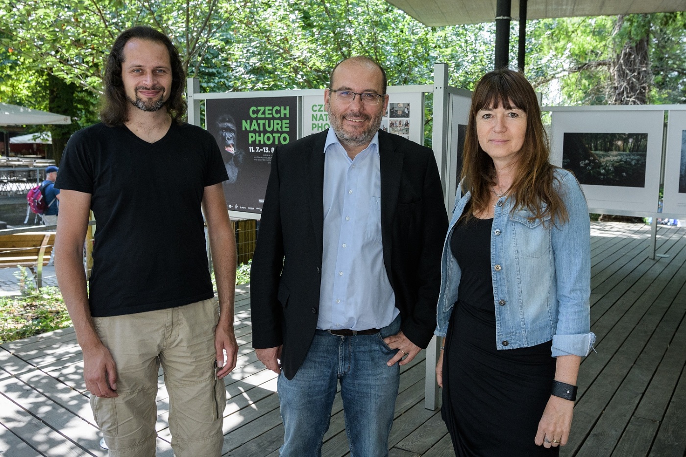 Zleva: Michal Krause (fotograf a předseda poroty), Miroslav Bobek (ředitel Zoo Praha) a Veronika Souralová (ředitelka Czech Photo Centre)