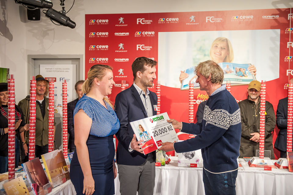 Vítěz kategorie v soutěži CEWE FOTOKNIHA roku přebírá cenu od Jana Šibíka.