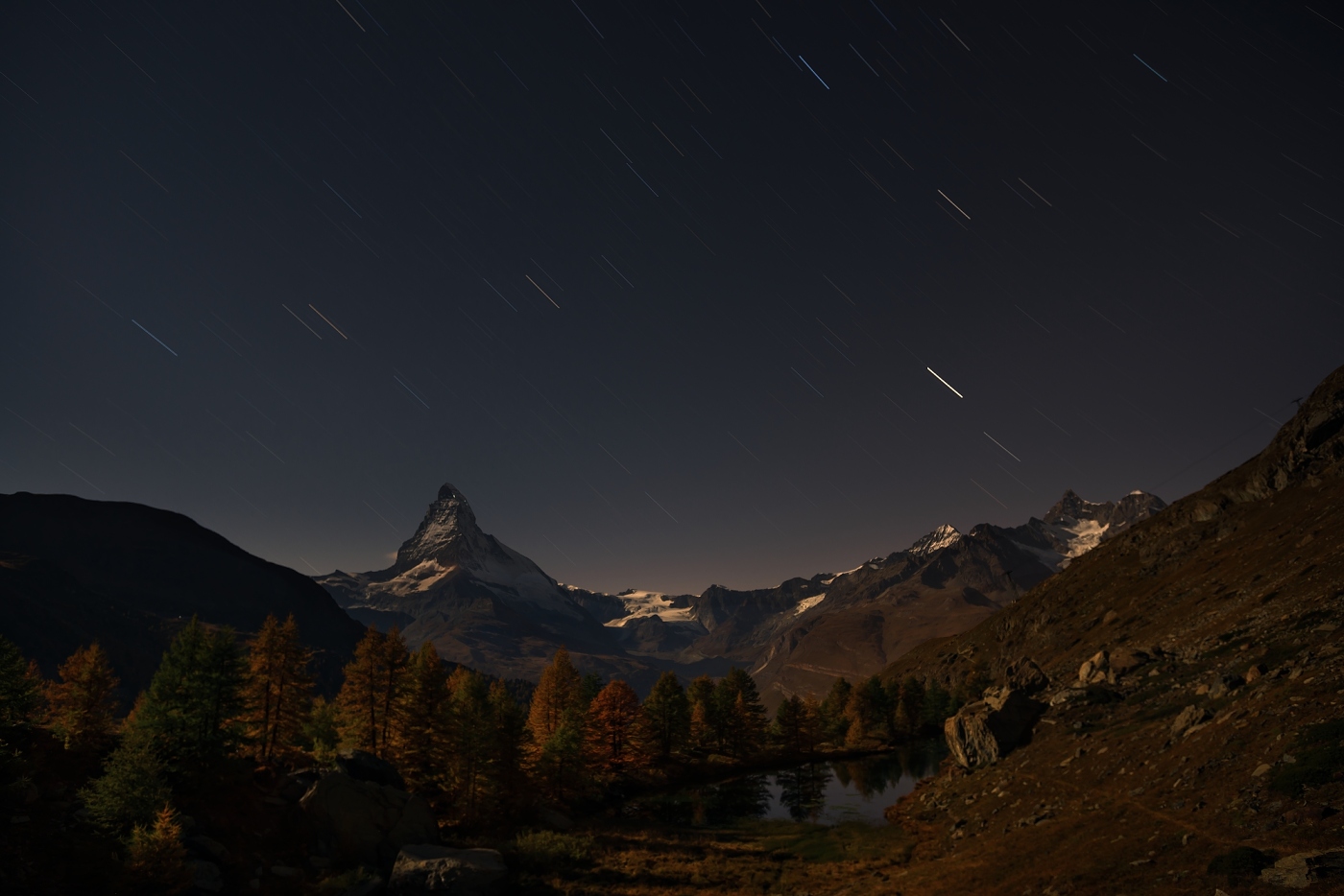 Noční Matterhorn, Walliské Alpy, Švýcarsko. D600, Nikon 17-35mm f/2,8 AF-S, clona f/5, čas 672 sekund, ohnisko 25 mm