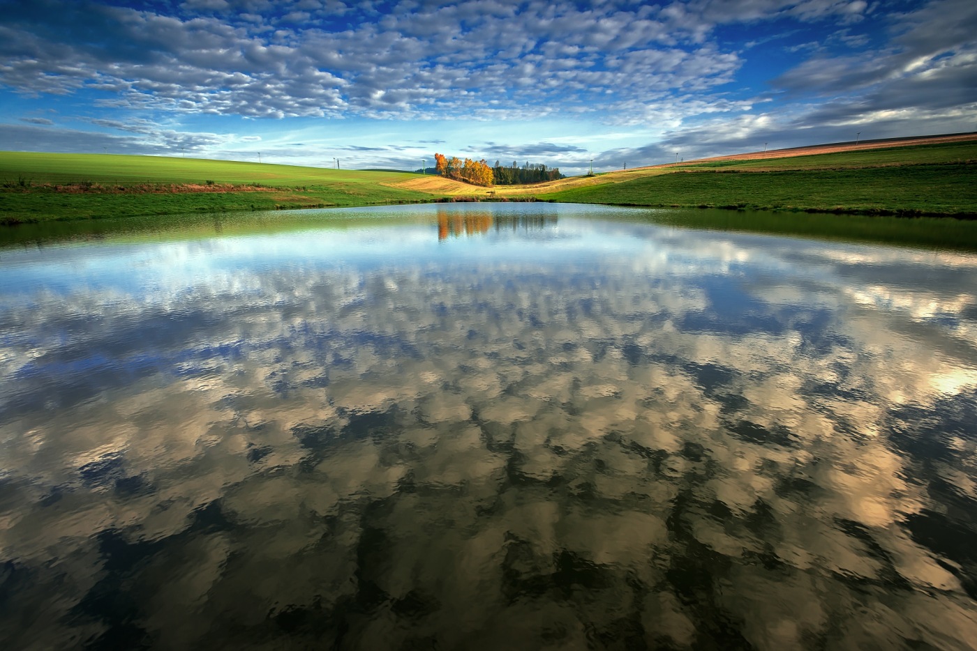 Sedlákův rybník, Vysočina, Česká Republika. Nikon D600, Nikon 17-35mm f/2,8 AF-S, clona f/9, čas 1/60, ohnisko 17 mm, polarizační filtr VFFOTO PS US 77mm