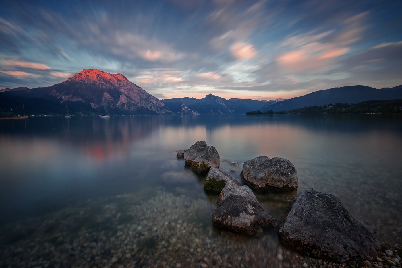 Jezero Traunsee, Rakousko. D600, Nikon 17-35mm f/2,8 AF-S, clona f/10, čas 179 sekund, ohnisko 17 mm, ND filtr 1000x VFFOTO TITANIUM GS 67 mm, Přechodový filtr VFFOTO NHDQ 0.9 soft 100x150 mm