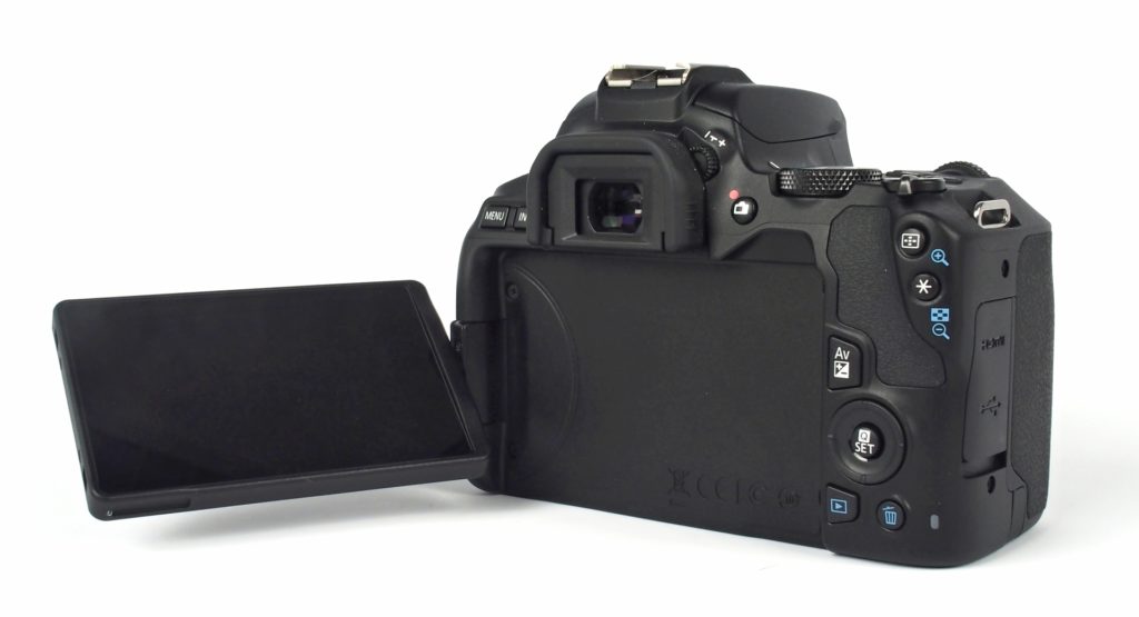 Canon EOS 250D recenze