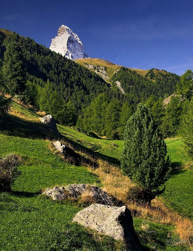 Trek kolem Matterhorn, Walliské Alpy, Špička Matterhornu - nad loukami u vesničky Furi
