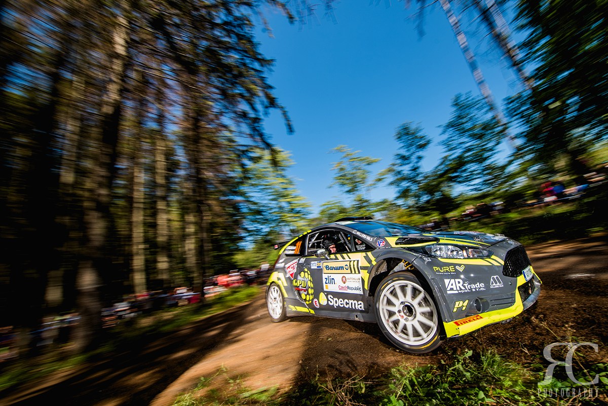 Fotografie z rally ve dne, kde jsem použil dva externí blesky (Godox AD200), abych auto nasvítil a eliminoval tak rušivé stíny stromů. Opět jsem použil manuální nastavení expozice.