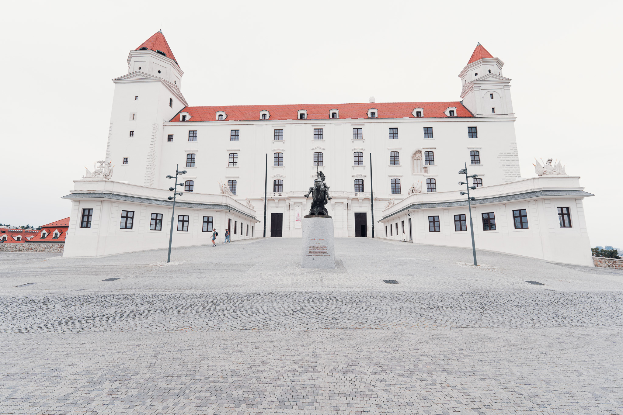 Bratislavský hrad a jeho nádvoří, v popředí je socha Svatopluka