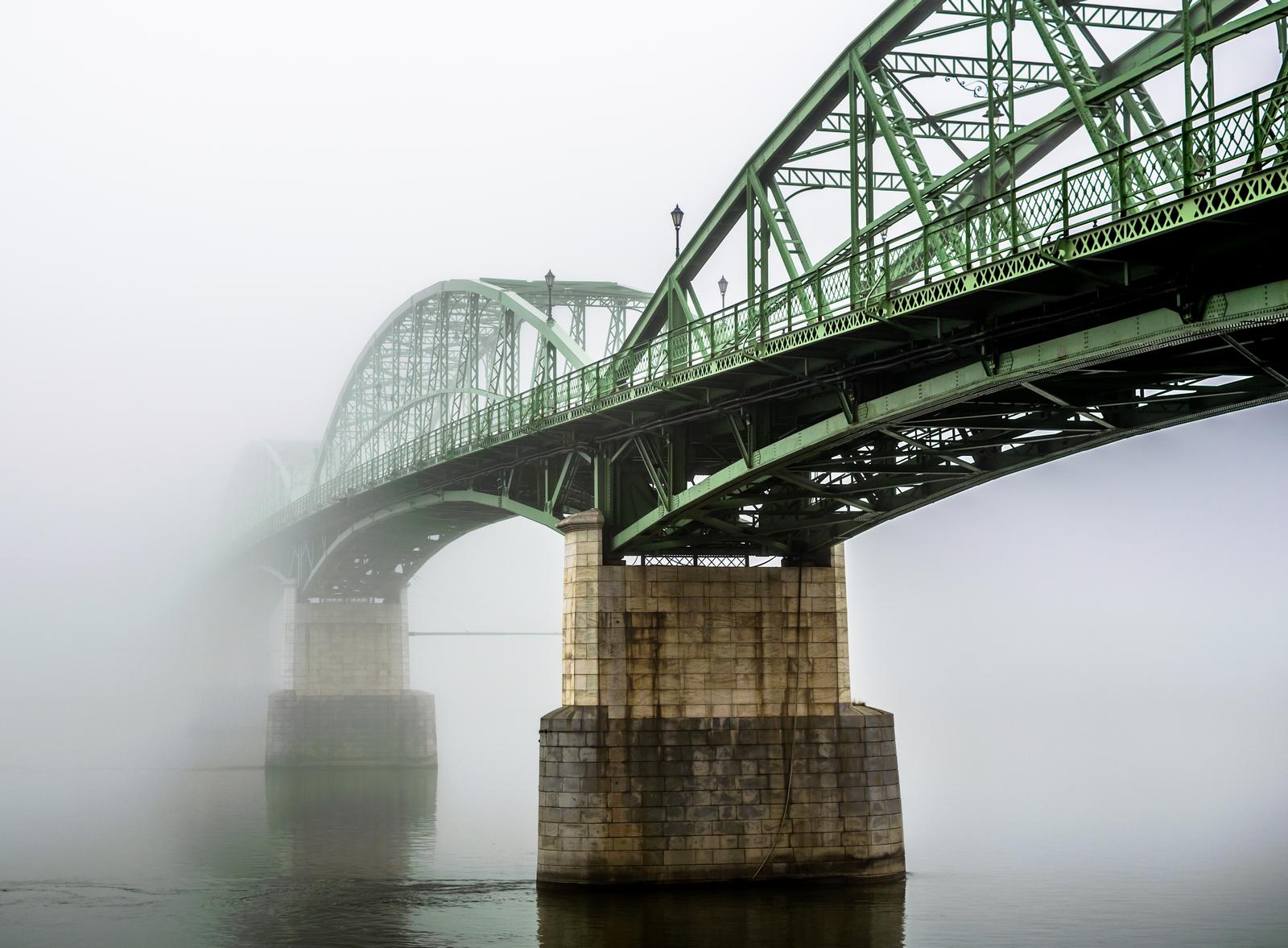 Most v mlze