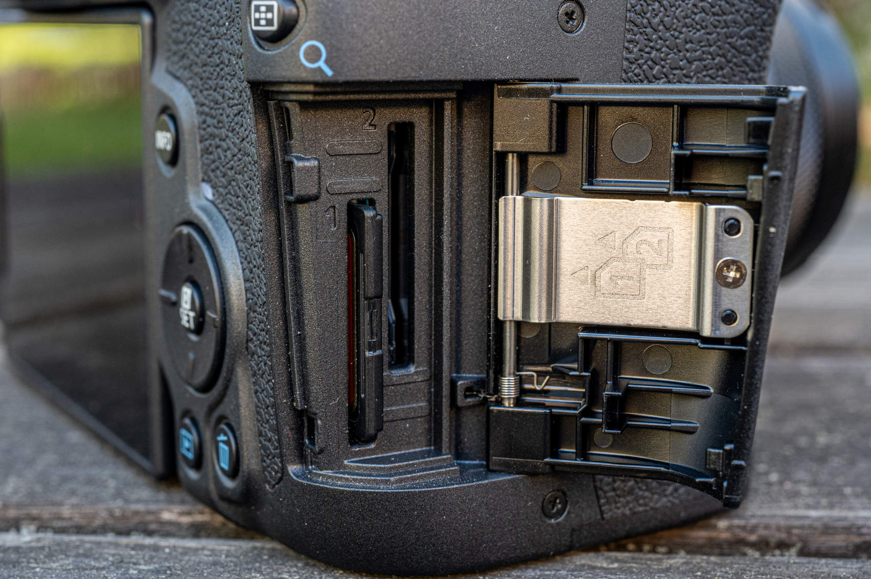 Paměťové karty Canon EOS R7 a EOS R10