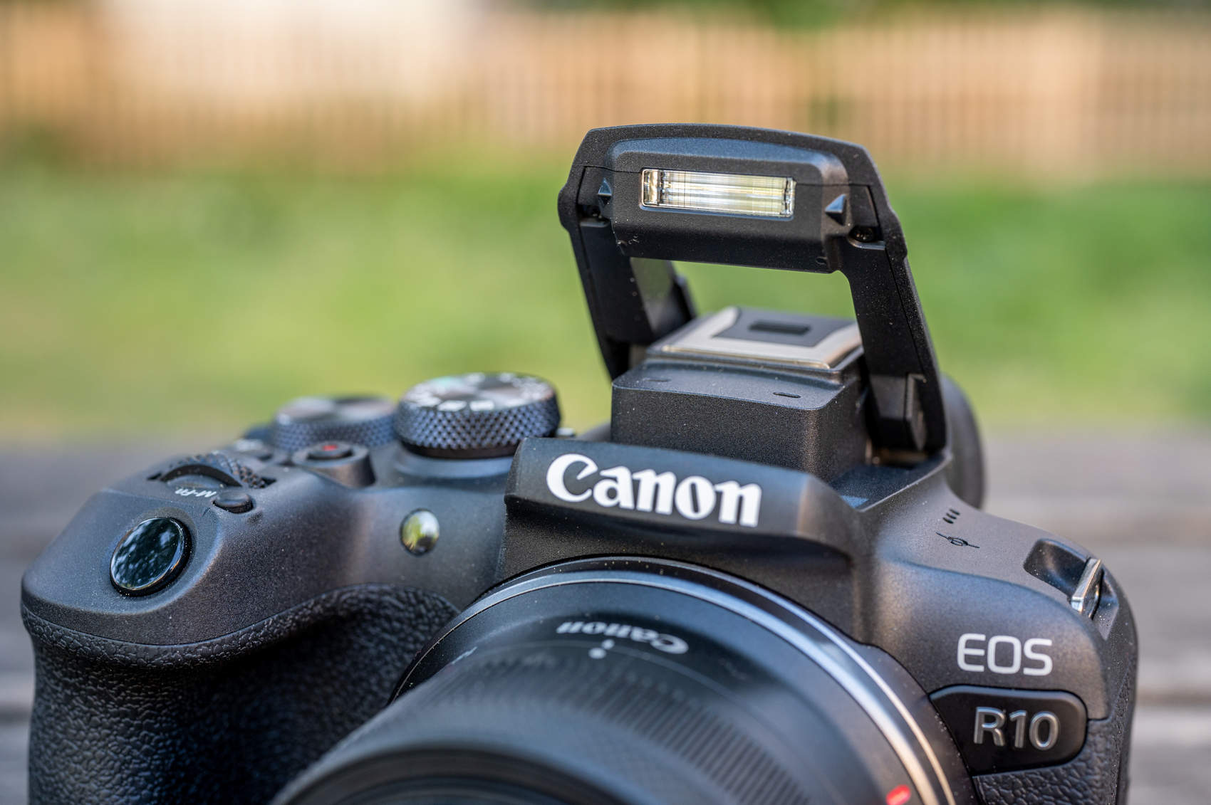 Canon EOS R10 blesk
