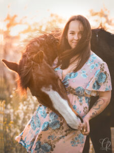 Kůň, žena, západ slunce