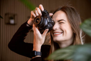 Canon EOS RP, žena, fotografka, fotí, listy, pokojové květiny ©Galina Gordeeva