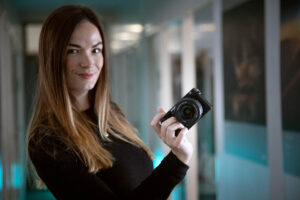 Sony Alpha A6100 + 16–50 mm f/3.5–5.6 OSS SEL, žena, fotografka, chodba ©Galina Gordeeva