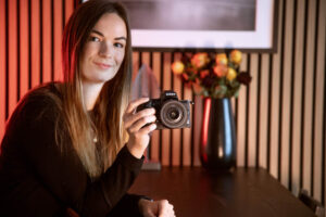 Nikon Z50, žena, fotografka, fotí, květiny, váza, růže, fotoobraz ©Galina Gordeeva