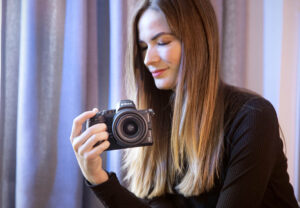Nikon Z5, Z 24–50 mm f/4.0–6.3 VR, žena, fotografka, fotí ©Galina Gordeeva