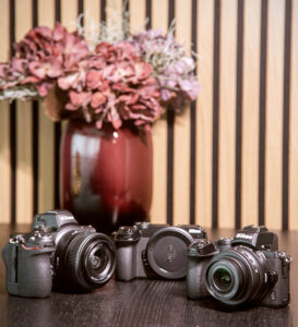 Nikon Z30, Nikon Z5, Nikon Z50, fotoaparáty, květiny, stůl, interiér ©Galina Gordeeva