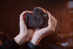 Sony ZV-1, close-up, ruce, srdce, vlogger kit ©Galina Gordeeva