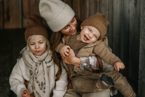 ©Leonora Grigat, děti, rodina, zimní focení, zima, maminka, sourozenci, čepice, svetry