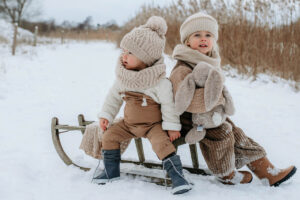 ©Leonora Grigat, děti, rodina, zimní focení, zima, saňky, sourozenci, čepice, svetry