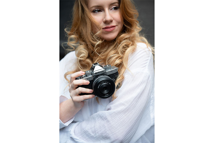 Nikon Z f + 40mm f/2 SE - stříbrný