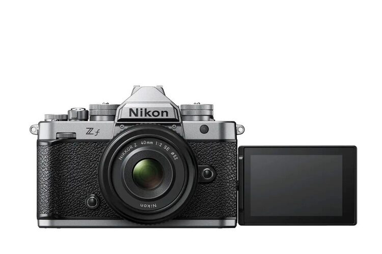 Nikon Z f + 40mm f/2 SE - stříbrný