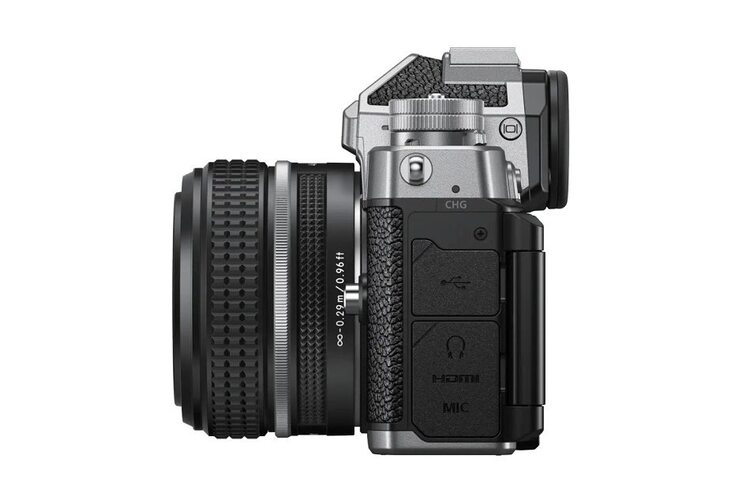 Nikon Z f + 40mm f/2 SE - stříbrný