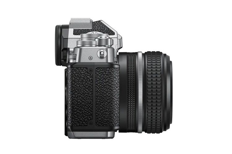 Nikon Z f + 40mm f/2 SE - stříbrný