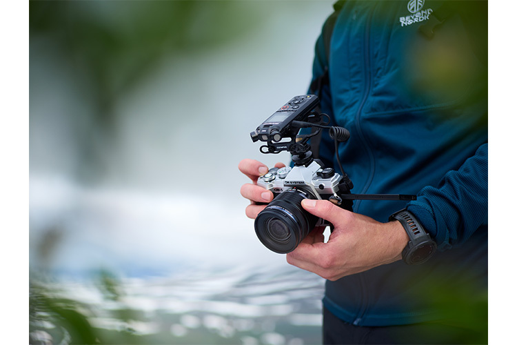 OM System OM-5 + 14-150mm f/4-5.6 II - stříbrná