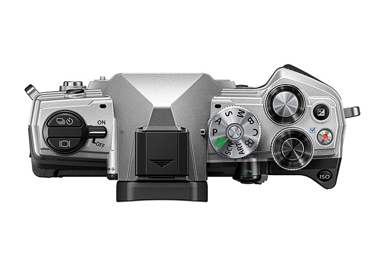 OM System OM-5 + 14-150mm f/4-5.6 II - stříbrná