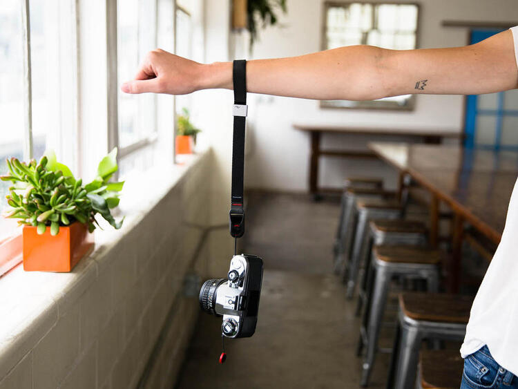 Peak Design Cuff - tmavě šedý (Charcoal)