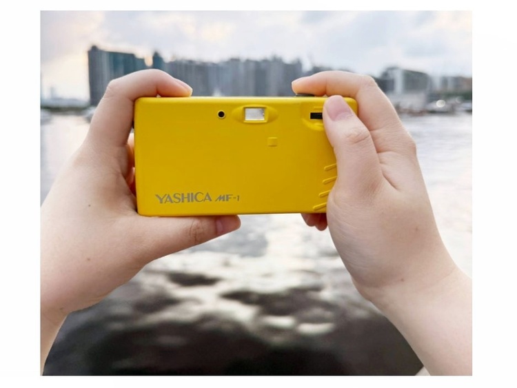 Yashica MF-1 Snapshot Art (Yellow) + FILM 400/24