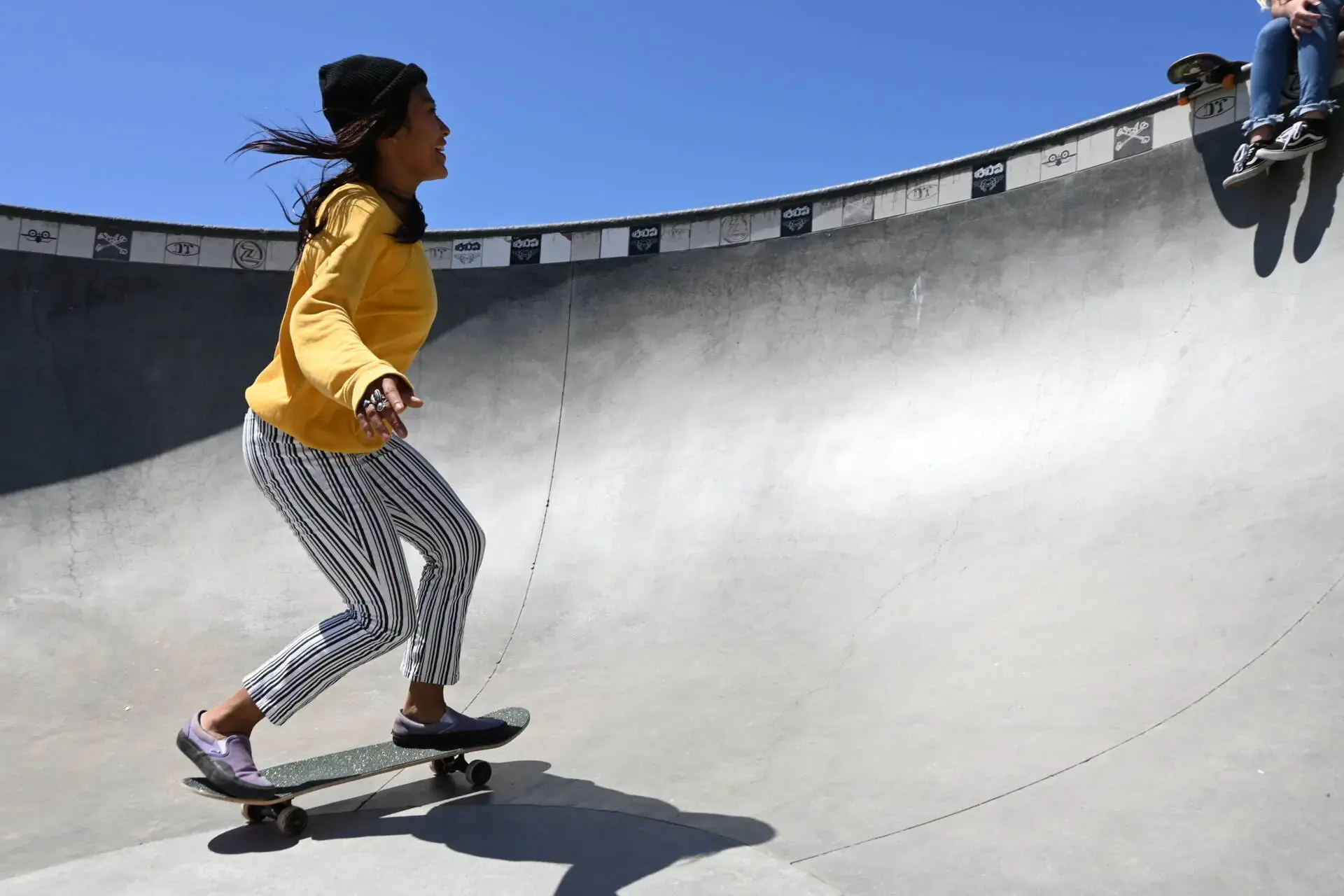 Žena na skateboarde