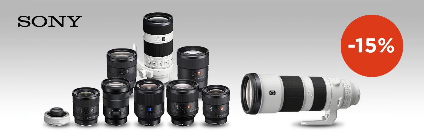 Sada objektivů Sony s bílým teleobjektivem a 15% slevou v červeném kruhu
