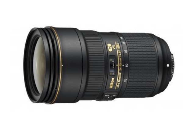 Černý objektiv fotoaparátu Nikon s detailem zlatého prstence a čísel pro nastavení přiblížení Černý objektiv fotoaparátu Nikon s detailem zlatého prstence a čísel pro nastavení přiblížení