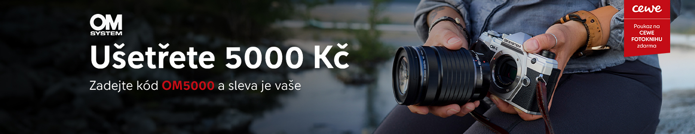Osoba držící fotoaparát u řeky, text nabízí slevu 5000 Kč pro použití kódu OM5000 Osoba držící fotoaparát u řeky, text nabízí slevu 5000 Kč pro použití kódu OM5000