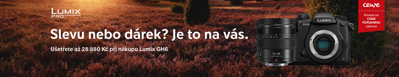 Reklama na fotoaparát Lumix GH6 s objektivem, text o slevě nebo dárku na malebném západu slunce nad loukou