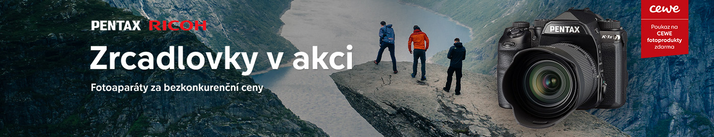 Tři lidé stojí na skále s výhledem na údolí řeky, vedle fotoaparát Pentax K-70 Tři lidé stojí na skále s výhledem na údolí řeky, vedle fotoaparát Pentax K-70