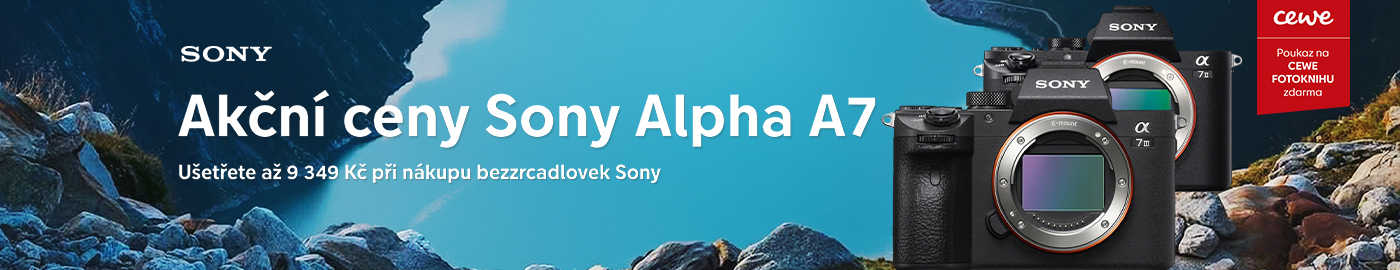 Dvoustovka Sony Alpha A7 s horským pozadím a modrou oblohou, text propaguje akční ceny a bonusový poukaz na CEWE fotoknihu