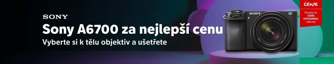 Reklama na fotoaparát Sony A6700 s objektivem, barevné pozadí a nabídka poukazu na CEWE fotoknihu zdarma