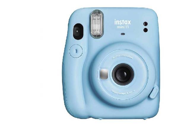 Světle modrý instantní fotoaparát s bleskem a minimalistickým designem