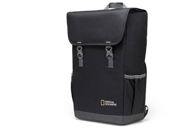 Černý batoh National Geographic s jednoduchým designem, dvěma přezkami a postranní kapsou