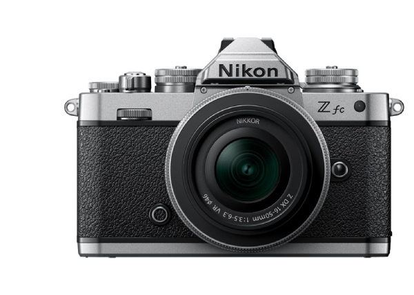 Stříbrný fotoaparát Nikon Z fc s černými prvky a objektivem NIKKOR