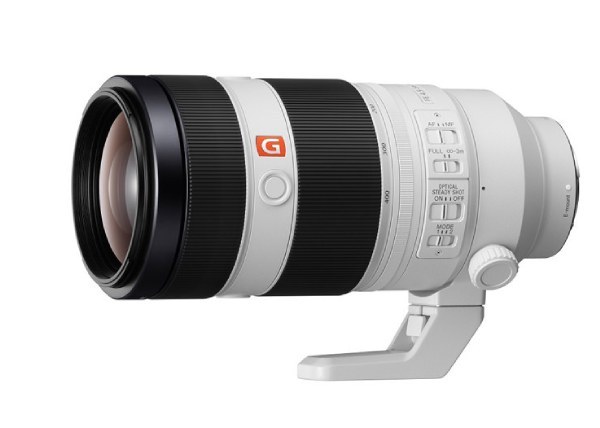 Bílý teleobjektiv Sony s černým zaostřovacím prstencem a červeným logem G na boku