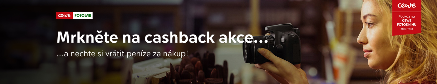 Ruka drží fotoaparát v interiéru s rozmazaným pozadím, vedle text o cashback akci a poukaz na CEWE FOTOKNIHU zdarma