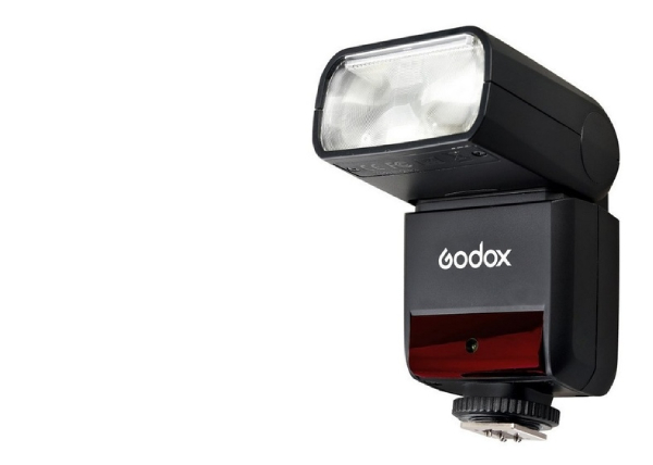 Externí blesk Godox s černočerveným tělem a bílým difuzorem v horní části