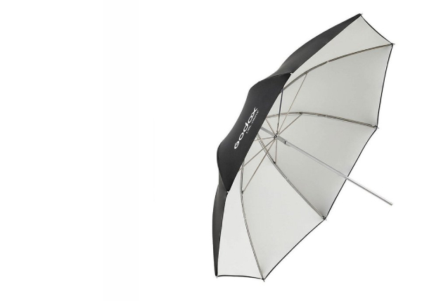 Černobílý fotografický deštník s kovovou konstrukcí a nápisem „Godox“ na černé části.