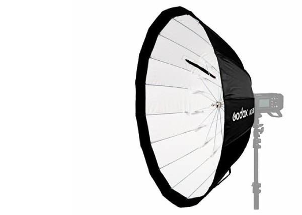 Černobílý fotografický deštník Godox připevněný na stojanu, určený pro studiové osvětlení