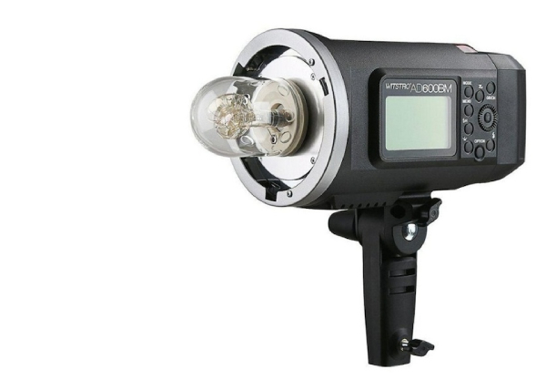 Profesionální studiový blesk s kruhovou žárovkou, digitálním displejem a černým tělem.