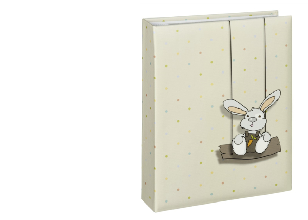 Krémově zbarvený fotoalbum s roztomilým obrázkem bílého zajíčka na houpačce, barevné puntíky v pozadí