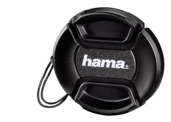 Černý kryt objektivu s logem „hama“ uprostřed a šňůrkou pro zavěšení